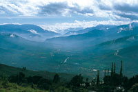 El Valle de Aburr�, por donde corre el r�o Medell�n, separa los grandes altiplanos de Santa Rosa de Osos y Rionegro y forma un profundo ca��n hacia el r�o Magdalena.