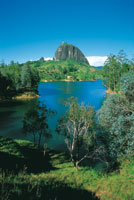 El embalse de El Pe�ol se extiende por buena parte del relieve colinado del altiplano de Anor�, que est� dominado por gigantescas rocas volc�nicas intrusivas.