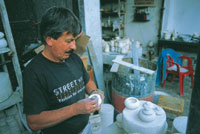 Las vajillas de porcelana que se producen artesanalmente en Carmen de Viboral utilizan finas calizas de las minas de la regi�n.