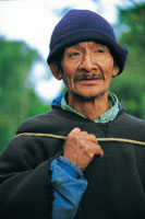 El mestizaje que se produjo en el altiplano del Macizo Colombiano, gener� un mosaico de razas y costumbres. Sin embrago, algunos grupos como los paeces han logrado conservar su identidad.