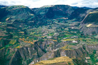 Como resultado de fuertes procesos tect�nicos y erosivos que se dieron a lo largo del Cuaternario, se han formado terrazas y abanicos que en su conjunto crean un paisaje disectado.