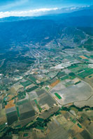 El altiplano de Samac� est� rodeado de p�ramos secos sobre un relieve escarpado. En la planicie se ha desarrollado un sistema de parcelas con estanques de agua que suplen la deficiencia h�drica.