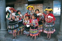 Mujeres ind�genas ataviadas con trajes tradicionales para una celebraci�n en Cuzco. Per�.