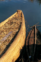 Detalle de embarcaci�n tejida con juncos de totora.
