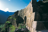 Ruinas de los muros de contnci�n en Machu Picchu.