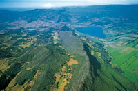 Los anticlinales, fuertemente erosionados, emergen como monta�as aisladas en el altiplano y crean gran diversidad de ambientes de bosques y vegetaci�n xer�fila en las laderas. Al fondo se observa la laguna de Cucunub�.