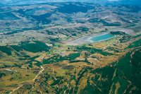 La laguna de Cucunub� est� rodeada de una amplia planicie, en tanto que la laguna de Suesca est� enclavada en una micro cuenca cerrada.