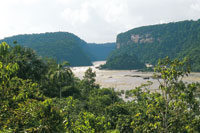 El r�o Caquet� se abre paso a trav�s de las mesas de Araracuara con sus impetuosos raudales.