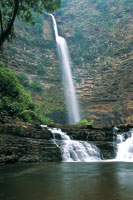 La irregularidad del relieve forma numerosas fuentes y saltos de agua a trav�s de la serran�a.