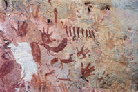 Estas enormes mesas fueron para el hombre, en tiempos remotos, un lugar sobrenatural; en el interior de los abrigos rocosos plasm� el conocimiento ancestral y el respeto por la naturaleza, en miles de pictograf�as consideradas uno de los grandes hallazgos