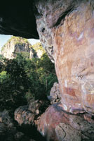 Estas enormes mesas fueron para el hombre, en tiempos remotos, un lugar sobrenatural; en el interior de los abrigos rocosos plasm� el conocimiento ancestral y el respeto por la naturaleza, en miles de pictograf�as consideradas uno de los grandes hallazgos