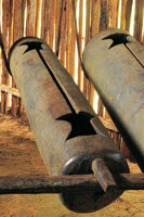 El maguar� es un instrumento de percusi�n que utilizan los ind�genas de la Amazonia para comunicarse a grandes distancias los principales acontecimientos de la comunidad, como la pelaz�n de una adolescente.