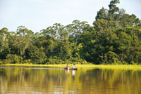 El principal medio de transporte en la Amazonia es el fluvial. Para el desplazamiento individual o de peque�os grupos se utilizan canoas llamadas peque. Las grandes embarcaciones movilizan carga y pasajeros.
