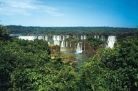 La exuberancia de la selva tropical, al sur, extiende sus l�mites hasta la provincia de Misiones en Argentina.