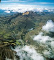 Las cumbres paramunas de las monta�as volc�nicas en el sur de Nari�o muestran las grandes coladas de lava y profundos valles por donde fluyeron millones de toneladas de sedimentos, que se depositaron en el piedemonte de la Amazonia.
