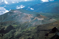La cadena volc�nica de Los Coconucos, con sus cimas de arenales paramunos a�n sin vegetaci�n, son evidencia de la fuerte actividad volc�nica de la regi�n sur de la vertiente andina.