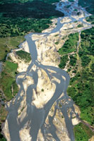 Numerosos r�os que nacen en la vertiente andina aportan gran cantidad de sedimentos a la planicie amaz�nica.