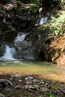 Quebrada de agua cristalina en la serran&iacute;a del Baud&oacute;.
