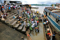 Quibd�, capital del departamento de Choc�, es uno de los mayores centros urbanos de la regi�n. Mercado ribere�o en el malec�n de Quibd�.