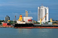 Buenaventura es el principal puerto mar�timo de Colombia.