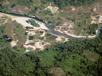 La explotaci&oacute;n de los recursos forestales, mineros y pesqueros del Choc&oacute; Biogeogr&aacute;fico ha beneficiado poco a sus pobladores.