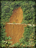 El relieve quebrado, la alta pluviosidad y la frecuente actividad s&iacute;smica provocan derrumbes y movimientos en masa, que dificultan la construcci&oacute;n y el mantenimiento de la infraestructura vial en las zonas monta&ntilde;osas.