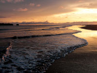 En ocasiones, el sol aparece al atardecer entre la superficie del mar y el techo de nubes que cubre la regi�n casi permanentemente.