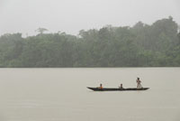 Ni�os waunana navegando bajo la lluvia por el r�o San Juan.