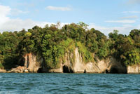 La actividad erosiva del oleaje moldea los acantilados de rocas sedimentarias en la bah�a de M�laga, costa del Pac�fico.