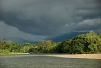 El r&iacute;o Anchicay&aacute; en la planicie costera del Pac&iacute;fico; al fondo los farallones de Cali en la cordillera Occidental.