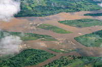 Al aproximarse a la llanura del Caribe, el r�o Magdalena se vuelve sinuoso y forma numerosas islas fluviales.