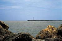 Mediante la construcci�n de espolones y tajamares logr� estabilizarse la desembocadura del r�o Magdalena en Bocas de Ceniza.