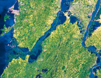 Imagen satelital del Canal del Dique, construido en el siglo XVII mediante la interconexi�n de ci�nagas dispuestas a lo largo de una depresi�n pantanosa; arriba, a la izquierda, la ciudad de Cartagena.