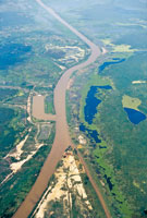 El Canal del Dique transporta anualmente seis millones de toneladas de sedimentos que contribuyen a la formaci�n de peque�os deltas en sus cuatro desembocaduras al mar.