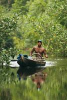 Los ca�os que atraviesan los manglares de Cispat� son una importante v�a de comunicaci�n para la poblaci�n local.