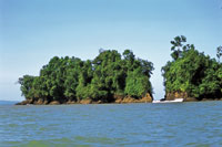 El litoral entre las bah�as de M�laga y Buenaventura est� formado por acantilados de rocas blandas.