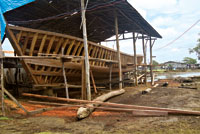 Construcci�n de un barco de cabotaje en El Charco.