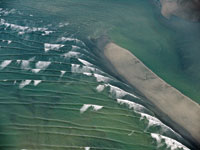 La turbulencia de las aguas en la zona estuarina, determina el grado de estratificaci�n y la formaci�n de barras arenosas que encierran cuerpos de agua con diferente grado de salinidad.