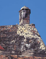 Los fuertes y las murallas que defendieron a Cartagena de Indias y el encanto de la arquitectura colonial, religiosa y civil del sector hist�rico, hacen de la ciudad una de las m�s bellas del continente.