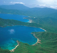 El litoral de la bah�a de Santa Marta est� determinado por el hundimiento de las estribaciones de la Sierra Nevada de Santa Marta en el mar. En primer plano, bah�a Gayraca y al fondo, bah�a Nenguange.