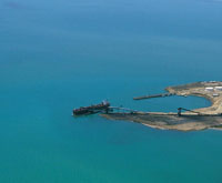 Puerto Bol�var, en bah�a Portete, es el mayor puerto carbonifero del pa�s, por donde se exporta el mineral explotado en la mina de El Cerrej�n.