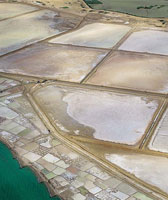 En las salinas de Manaure algunas peque�as �reas se han reservado para la explotaci�n artesanal de la sal por parte de los ind�genas; las parcelas de los nativos son mucho m�s peque�as que las industriales.
