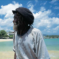 La poblaci�n del archipi�lago es predominantemente negra y sus costumbres ancestrales proceden de agricultores, pescadores y marineros de habla inglesa y religi�n protestante, que fueron los primeros habitantes de las islas.