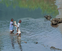 La mayor�a de la poblaci�n en cercan�as a Tribug� es de raza negra, aunque algunos grupos de ind�genas bajan ocasionalmente de las cabeceras y zonas medias de los r�os Bojay� y Baud� a intercambiar productos y alimentos, para lo cual se valen de canoas y