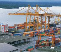 A trav�s del puerto de Buenaventura entra al pa�s m�s del 60% del total de las mercanc�as provenientes de diversas partes del mundo. Desde all� tambi�n se exportan productos colombianos como el caf� y el az�car.