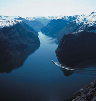 Los fiordos son valles formados por el peso de los glaciares que, una vez derretidos, dieron paso al oc�ano el cual puede internarse, a trav�s de ellos, varios kil�metros dentro del continente, como ocurre en Noruega,