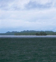 En el extremo sur, la costa es plana debido al aporte de sedimento de los r�os, que con el paso del tiempo oculta las cicatrices dejadas por movimientos tect�nicos.