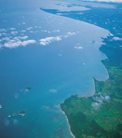 El litoral oriental del golfo, entre la desembocadura del r�o Atrato y punta Goleta, est� conformado por una serie de accidentes topogr�ficos que marcan el fin de la serran�a del Dari�n.