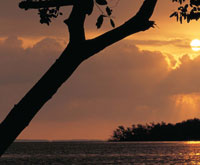 Atardecer en punta Mestizos, bah�a de Cispat�, en la desembocadura del r�o Sin�, que marca el l�mite sur del golfo de Morrosquillo.