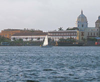 Desde la Colonia, la bah�a de Cartagena ha sido uno de los puertos m�s importantes y densamente poblados del pa�s; en la actualidad, al lado de la arquitectura colonial, la ciudad alberga modernas construcciones.